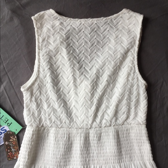 🌺 HP 🌺 J. Glee White dress w/ a V-neck featuring an overlay detail & 5-buttons - Picture 8 of 10